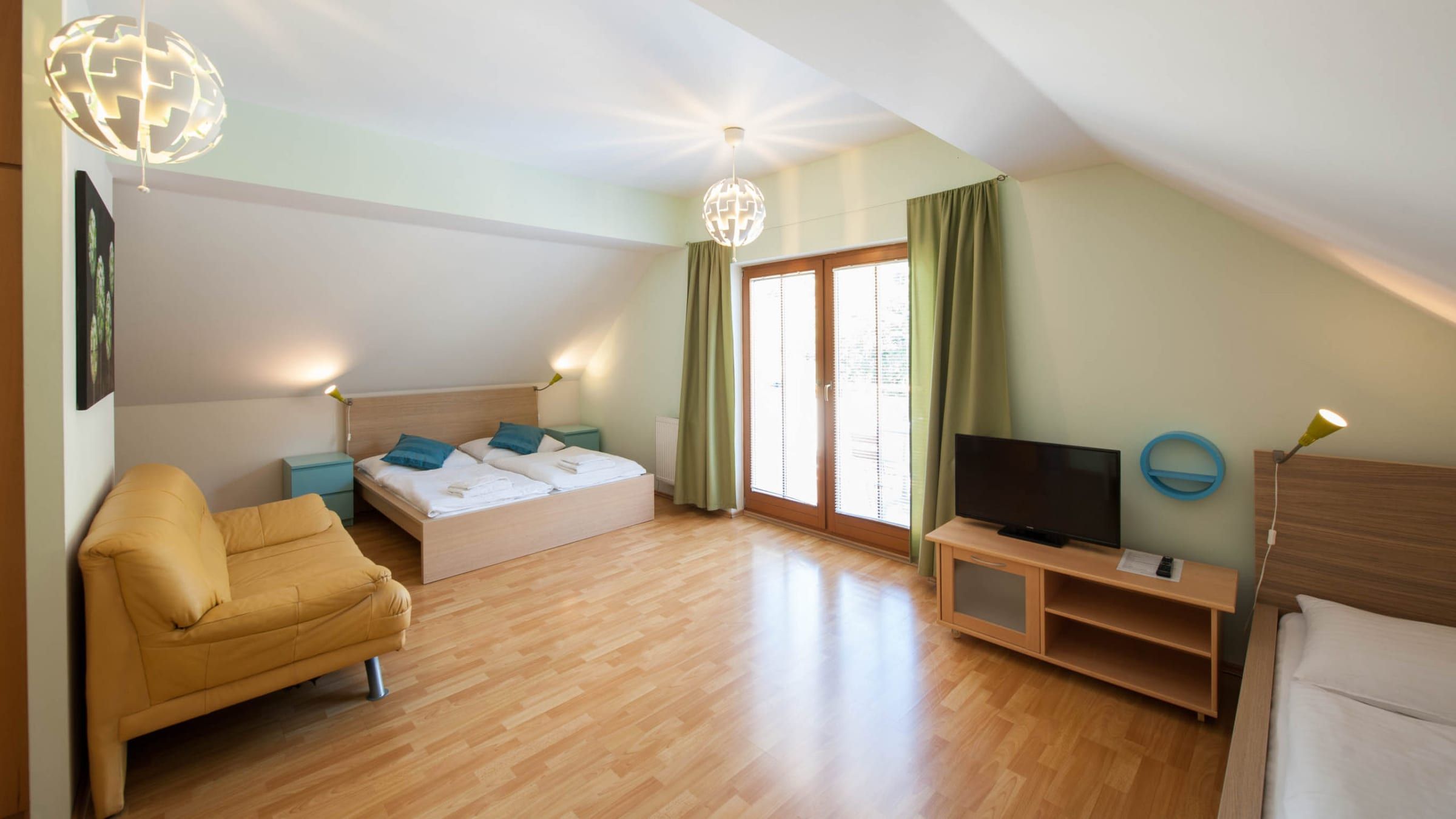 Rodinný apartmán s pohovkou a lůžky