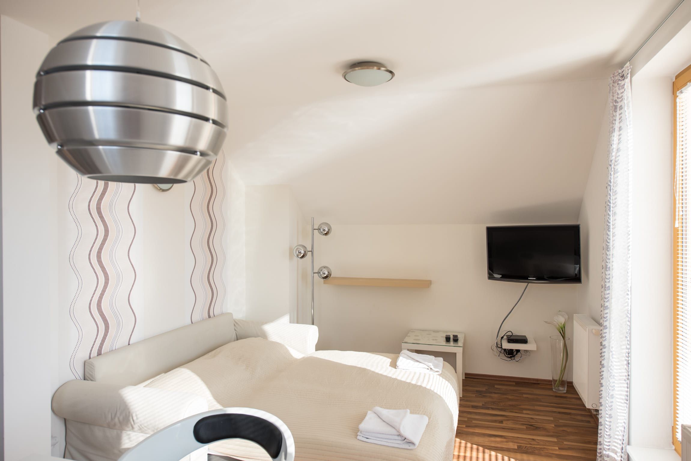 Ložnice apartmánu s televizí