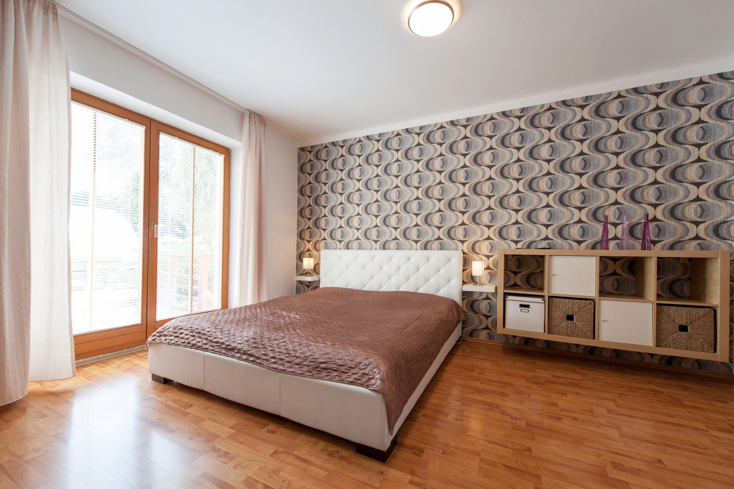 Apartmán s manželskou postelí a designovou tapetou