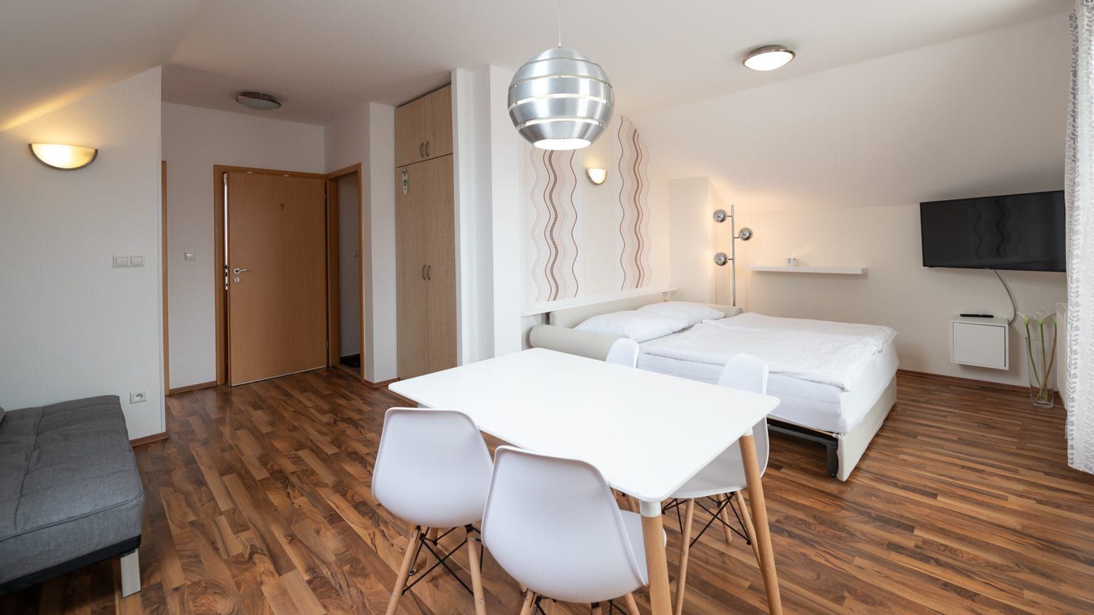 Podkrovní apartmán s jídelním stolem a rozkládací pohovkou